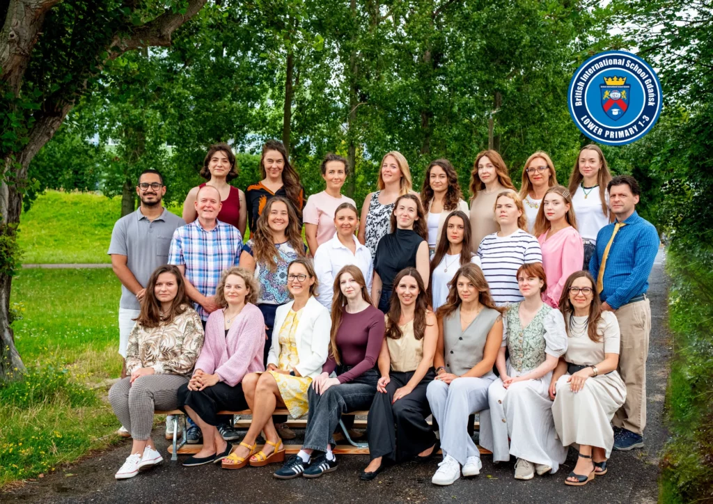 Grupowe zdjęcie zespołu nauczycieli i personelu wspierającego edukację wczesnoszkolną (Lower Primary) w British International School Gdańsk.