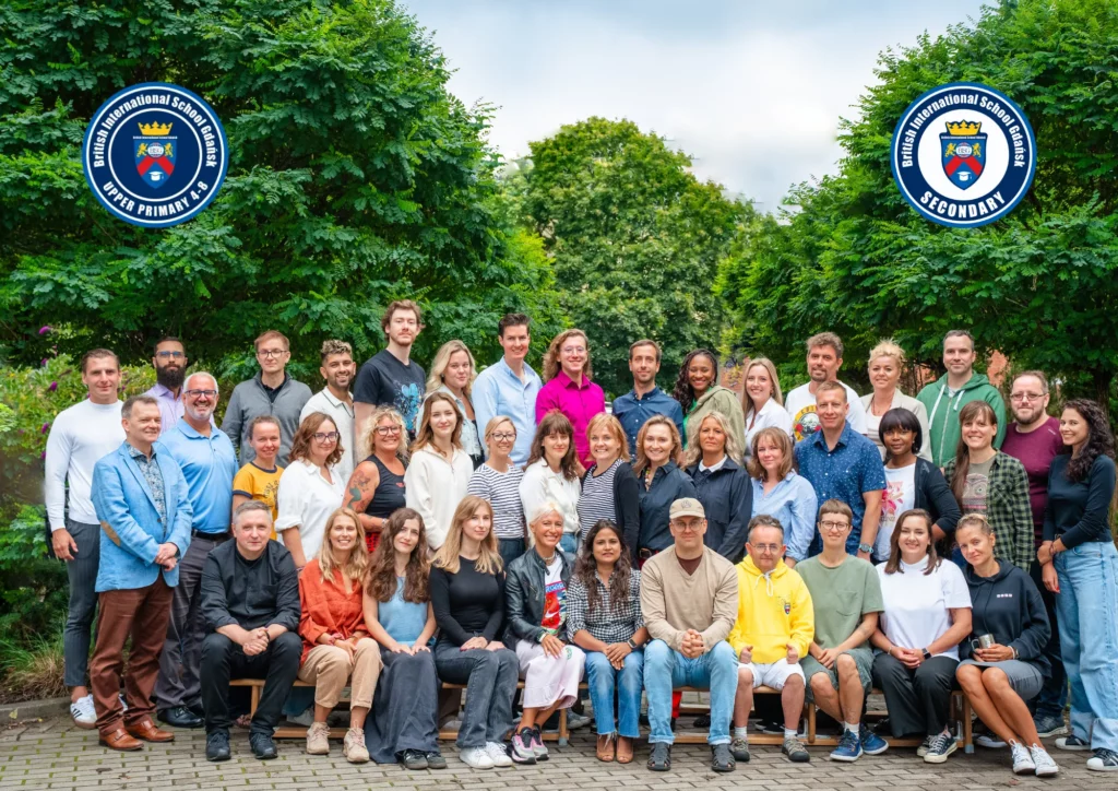 Zdjęcie grupowe nauczycieli klas starszych szkoły podstawowej (Upper Primary) oraz kadry szkoły średniej (Secondary) British International School Gdańsk, w tym pedagogów realizujących program matury międzynarodowej IB.