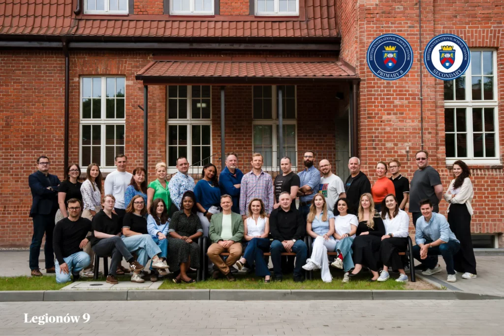 Zdjęcie grupowe nauczycieli klas starszych szkoły podstawowej (Upper Primary 8) oraz kadry szkoły średniej (Secondary) British International School Gdańsk, w tym pedagogów realizujących program matury międzynarodowej IB.